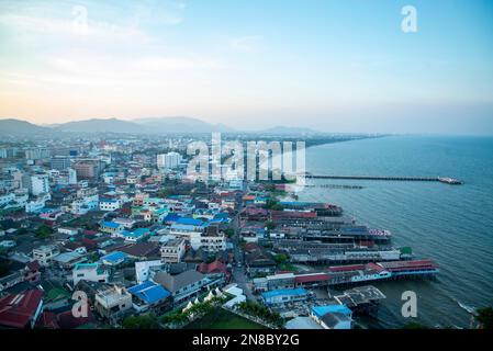 Blick vom Hotel Hilton Viewpoint auf die Stadt Hua hin in der Provinz Prachuap Khiri Khan in Thailand, Thailand, Hua hin, Dezember 2022 Stockfoto