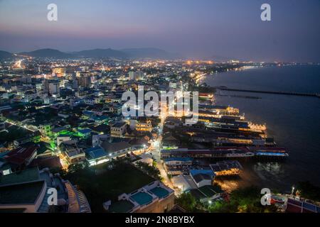 Blick vom Hotel Hilton Viewpoint auf die Stadt Hua hin in der Provinz Prachuap Khiri Khan in Thailand, Thailand, Hua hin, Dezember 2022 Stockfoto