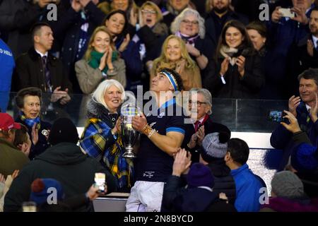 Schottischer Kapitän Jamie Ritchie hebt den Doddie Weir Cup nach dem Guinness Six Nations Match im BT Murrayfield, Edinburgh, Schottland. Foto: Samstag, 11. Februar 2023. Stockfoto