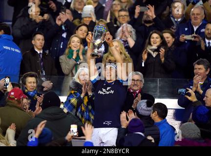 Schottischer Kapitän Jamie Ritchie hebt den Doddie Weir Cup nach dem Guinness Six Nations Match im BT Murrayfield, Edinburgh, Schottland. Foto: Samstag, 11. Februar 2023. Stockfoto