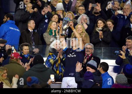 Schottischer Kapitän Jamie Ritchie hebt den Doddie Weir Cup nach dem Guinness Six Nations Match im BT Murrayfield, Edinburgh, Schottland. Foto: Samstag, 11. Februar 2023. Stockfoto