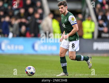 Plymouth Argyle Mittelfeldspieler Joe Edwards (8) während des Spiels der Sky Bet League 1 Plymouth Argyle vs Portsmouth at Home Park, Plymouth, Großbritannien, 11. Februar 2023 (Foto: Stanley Kasala/News Images) Stockfoto