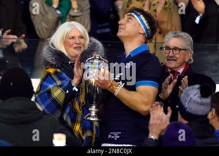 Schottischer Kapitän Jamie Ritchie hebt den Doddie Weir Cup nach dem Guinness Six Nations Match im BT Murrayfield, Edinburgh, Schottland. Foto: Samstag, 11. Februar 2023. Stockfoto