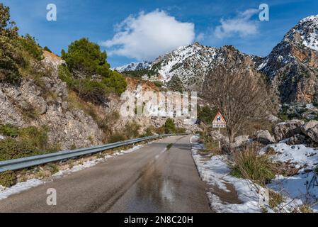 Schneebedeckte Straße im Madonie Park, Sizilien Stockfoto