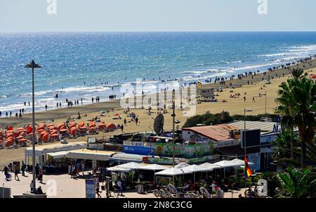 Maspalomas, Gran Canaria, mit Blick auf das Einkaufsviertel und das Restaurantviertel am English Beach, Playa del Inglés und die berühmten Sanddünen Stockfoto