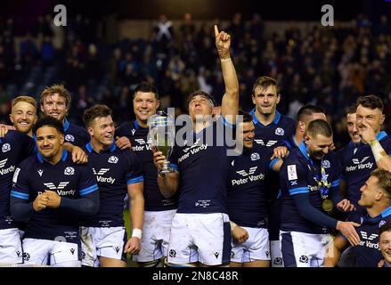 Schottischer Kapitän Jamie Ritchie hebt den Doddie Weir Cup nach dem Guinness Six Nations Match im BT Murrayfield, Edinburgh, Schottland. Foto: Samstag, 11. Februar 2023. Stockfoto