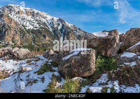 Blick auf die schneebedeckten Gipfel der Madonie, Sizilien Stockfoto