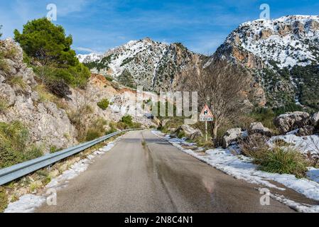 Schneebedeckte Straße im Madonie Park, Sizilien Stockfoto