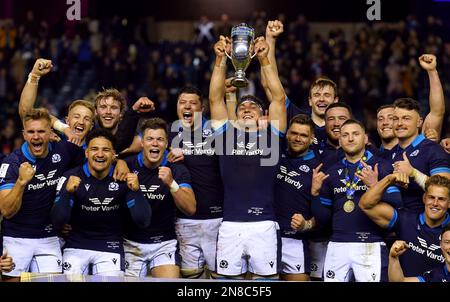 Schottischer Kapitän Jamie Ritchie hebt den Doddie Weir Cup nach dem Guinness Six Nations Match im BT Murrayfield, Edinburgh, Schottland. Foto: Samstag, 11. Februar 2023. Stockfoto