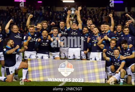 Schottischer Kapitän Jamie Ritchie hebt den Doddie Weir Cup nach dem Guinness Six Nations Match im BT Murrayfield, Edinburgh, Schottland. Foto: Samstag, 11. Februar 2023. Stockfoto