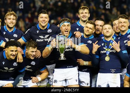 Schottland feiert mit dem Doddie Weir Cup auf dem Spielfeld nach dem Guinness Six Nations Match im BT Murrayfield, Edinburgh. Foto: Samstag, 11. Februar 2023. Stockfoto