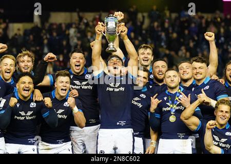 Schottland feiert mit dem Doddie Weir Cup auf dem Spielfeld nach dem Guinness Six Nations Match im BT Murrayfield, Edinburgh. Foto: Samstag, 11. Februar 2023. Stockfoto