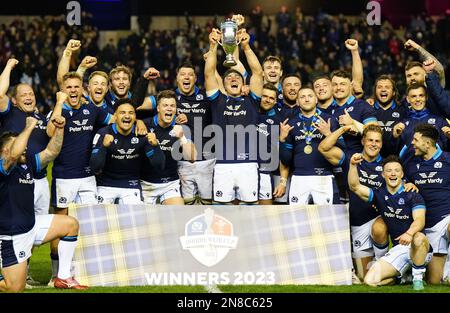 Schottland feiert mit dem Doddie Weir Cup auf dem Spielfeld nach dem Guinness Six Nations Match im BT Murrayfield, Edinburgh. Foto: Samstag, 11. Februar 2023. Stockfoto