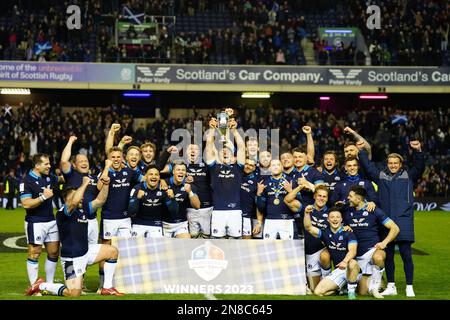 Schottland feiert mit dem Doddie Weir Cup auf dem Spielfeld nach dem Guinness Six Nations Match im BT Murrayfield, Edinburgh. Foto: Samstag, 11. Februar 2023. Stockfoto