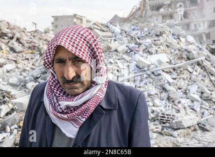 Antakya, Türkei. 11. Februar 2023. Ein alter Mann geht durch Berge von Trümmern. Tausende von Opfern sollen noch immer unter den Trümmern begraben sein. Teams von Helfern aus der ganzen Welt arbeiten im Katastrophengebiet. Kredit: Boris Roessler/dpa/Alamy Live News Stockfoto