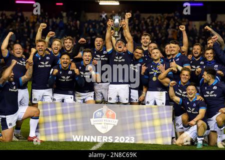 Schottischer Kapitän Jamie Ritchie hebt den Doddie Weir Cup nach dem Guinness Six Nations Match im BT Murrayfield, Edinburgh, Schottland. Foto: Samstag, 11. Februar 2023. Stockfoto