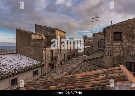 Schneebedeckte Dächer im Dorf Petralia Soprana, Sizilien Stockfoto