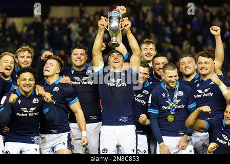 Schottland feiert mit dem Doddie Weir Cup auf dem Spielfeld nach dem Guinness Six Nations Match im BT Murrayfield, Edinburgh. Foto: Samstag, 11. Februar 2023. Stockfoto