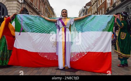 London, Großbritannien. 11. Februar 2023 Ein Demonstrant tritt mit iranischen Flaggen-„Flügeln“ auf. Eine Gruppe von Frauen inszenierte eine Aufführung in Covent Garden, um gegen das iranische Regime und die Hinrichtungen im Iran zu protestieren und um die Freiheit des Iran zu unterstützen. Kredit: Vuk Valcic/Alamy Live News Stockfoto