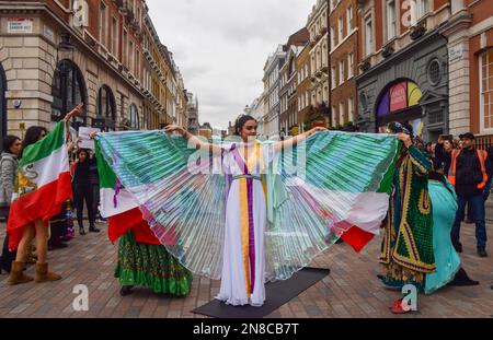 London, Großbritannien. 11. Februar 2023 Ein Demonstrant tritt mit iranischen Flaggen-„Flügeln“ auf. Eine Gruppe von Frauen inszenierte eine Aufführung in Covent Garden, um gegen das iranische Regime und die Hinrichtungen im Iran zu protestieren und um die Freiheit des Iran zu unterstützen. Kredit: Vuk Valcic/Alamy Live News Stockfoto