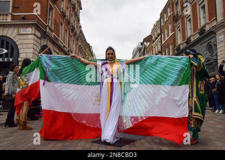 London, Großbritannien. 11. Februar 2023 Ein Demonstrant tritt mit iranischen Flaggen-„Flügeln“ auf. Eine Gruppe von Frauen inszenierte eine Aufführung in Covent Garden, um gegen das iranische Regime und die Hinrichtungen im Iran zu protestieren und um die Freiheit des Iran zu unterstützen. Kredit: Vuk Valcic/Alamy Live News Stockfoto