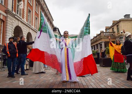 London, Großbritannien. 11. Februar 2023 Ein Demonstrant tritt mit iranischen Flaggen-„Flügeln“ auf. Eine Gruppe von Frauen inszenierte eine Aufführung in Covent Garden, um gegen das iranische Regime und die Hinrichtungen im Iran zu protestieren und um die Freiheit des Iran zu unterstützen. Kredit: Vuk Valcic/Alamy Live News Stockfoto