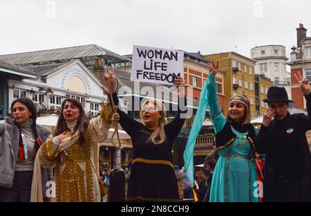 London, Großbritannien. 11. Februar 2023 Eine Gruppe von Frauen inszenierte eine Aufführung in Covent Garden, um gegen das iranische Regime und die Hinrichtungen im Iran zu protestieren und um die Freiheit des Iran zu unterstützen. Kredit: Vuk Valcic/Alamy Live News Stockfoto