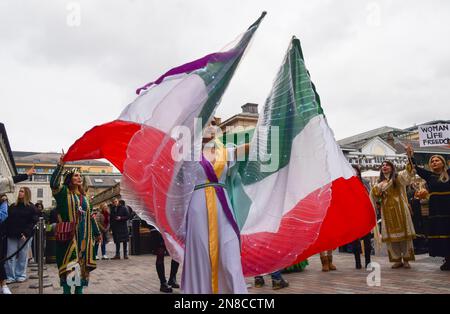 London, Großbritannien. 11. Februar 2023 Ein Demonstrant tritt mit iranischen Flaggen-„Flügeln“ auf. Eine Gruppe von Frauen inszenierte eine Aufführung in Covent Garden, um gegen das iranische Regime und die Hinrichtungen im Iran zu protestieren und um die Freiheit des Iran zu unterstützen. Kredit: Vuk Valcic/Alamy Live News Stockfoto