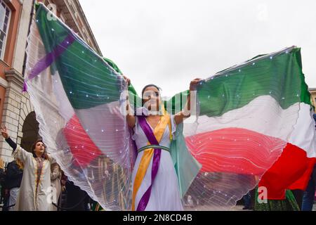 London, Großbritannien. 11. Februar 2023 Ein Demonstrant tritt mit iranischen Flaggen-„Flügeln“ auf. Eine Gruppe von Frauen inszenierte eine Aufführung in Covent Garden, um gegen das iranische Regime und die Hinrichtungen im Iran zu protestieren und um die Freiheit des Iran zu unterstützen. Kredit: Vuk Valcic/Alamy Live News Stockfoto