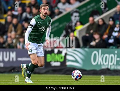 Plymouth, Großbritannien. 11. Februar 2023. Plymouth Argyle Mittelfeldspieler Matt Butcher (7) auf dem Ball und sucht beim Sky Bet League 1 Spiel Plymouth Argyle vs Portsmouth at Home Park, Plymouth, Großbritannien, 11. Februar 2023 (Foto von Stanley Kasala/News Images) in Plymouth, Großbritannien, am 2./11. Februar 2023. (Foto: Stanley Kasala/News Images/Sipa USA) Guthaben: SIPA USA/Alamy Live News Stockfoto