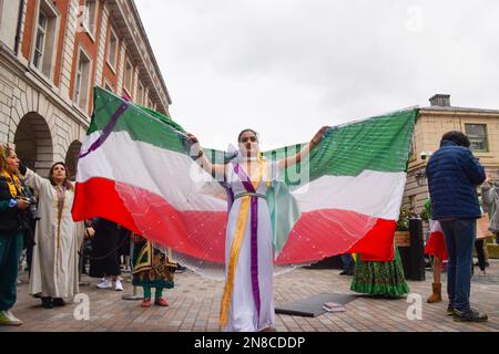 London, Großbritannien. 11. Februar 2023 Ein Demonstrant tritt mit iranischen Flaggen-„Flügeln“ auf. Eine Gruppe von Frauen inszenierte eine Aufführung in Covent Garden, um gegen das iranische Regime und die Hinrichtungen im Iran zu protestieren und um die Freiheit des Iran zu unterstützen. Kredit: Vuk Valcic/Alamy Live News Stockfoto