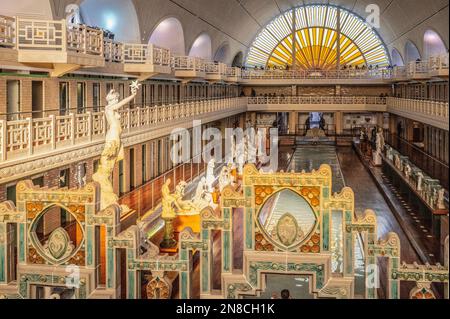 Weibliche Statue im La Piscine, dem außergewöhnlichen Kunstmuseum von Roubaix, nordfrankreich, im ehemaligen öffentlichen Hallenbad der Stadt Stockfoto