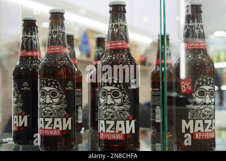 Moskau, Russland. 09. Februar 2023. Bier „Mazai strong“ aus der Brauerei Bochkarevsky auf der internationalen Ausstellung zum 30. Jahrestag von Speisen, Getränken und Rohstoffen für die Herstellung von Prodexpo. (Foto: Alexander Sayganov/SOPA Images/Sipa USA) Guthaben: SIPA USA/Alamy Live News Stockfoto