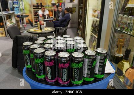 Moskau, Russland. 09. Februar 2023. Maxx Drink aus der Slowakei auf der internationalen Ausstellung zum 30. Jahrestag von Speisen, Getränken und Rohstoffen für ihre Herstellung Prodexpo. (Foto: Alexander Sayganov/SOPA Images/Sipa USA) Guthaben: SIPA USA/Alamy Live News Stockfoto