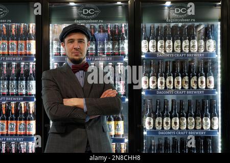 Moskau, Russland. 09. Februar 2023. Dagomyssk Craft Brewery Stand auf der internationalen Ausstellung zum 30. Jahrestag von Speisen, Getränken und Rohstoffen für die Herstellung von Prodexpo. (Foto: Alexander Sayganov/SOPA Images/Sipa USA) Guthaben: SIPA USA/Alamy Live News Stockfoto