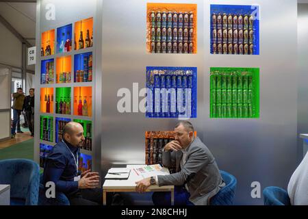 Moskau, Russland. 09. Februar 2023. Marken Free Maasai und Pulse auf der internationalen Ausstellung zum 30.-jährigen Jubiläum von Speisen, Getränken und Rohstoffen für die Produktion von Prodexpo. (Foto: Alexander Sayganov/SOPA Images/Sipa USA) Guthaben: SIPA USA/Alamy Live News Stockfoto