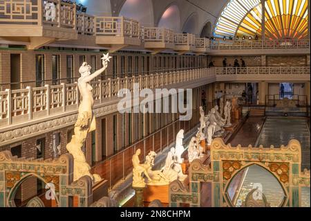 Weibliche Statue im La Piscine, dem außergewöhnlichen Kunstmuseum von Roubaix, nordfrankreich, im ehemaligen öffentlichen Hallenbad der Stadt Stockfoto