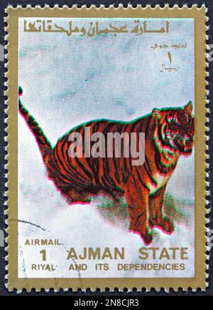 AJMAN - CIRCA 1973: Ein in Ajman gedruckter Stempel zeigt Tiger, pantera tigris, große Katze, circa 1973 Stockfoto