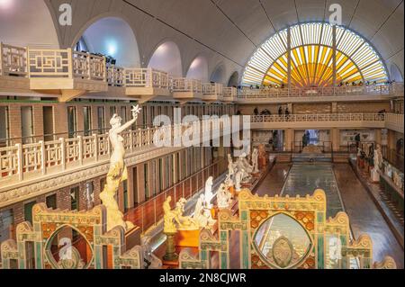 Weibliche Statue im La Piscine, dem außergewöhnlichen Kunstmuseum von Roubaix, nordfrankreich, im ehemaligen öffentlichen Hallenbad der Stadt Stockfoto