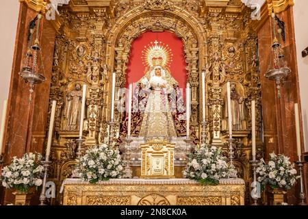 Sevilla, Spanien - 4. Januar 2023: Bild der Virgen de la Esperanza de Triana in der Capilla de los Marineros (Kapelle der Seeleute) im Tri Stockfoto