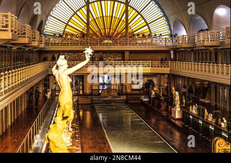 Weibliche Statue im La Piscine, dem außergewöhnlichen Kunstmuseum von Roubaix, nordfrankreich, im ehemaligen öffentlichen Hallenbad der Stadt Stockfoto