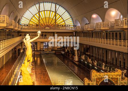 Weibliche Statue im La Piscine, dem außergewöhnlichen Kunstmuseum von Roubaix, nordfrankreich, im ehemaligen öffentlichen Hallenbad der Stadt Stockfoto