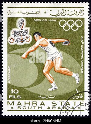 MAHRA STATE - CIRCA 1967: Ein in Mahra Sultanate gedruckter Stempel zeigt Diskuswerfen, Olympische Sommerspiele 1968, Mexiko-Stadt, circa 1967 Stockfoto