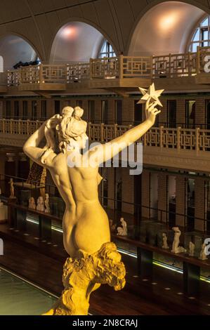 Weibliche Statue im La Piscine, dem außergewöhnlichen Kunstmuseum von Roubaix, Nordfrankreich, im ehemaligen öffentlichen Hallenbad der Stadt Stockfoto