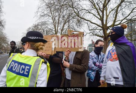 London, Großbritannien. 11. Februar 2023. Ein Protestteilnehmer der LGBTQ-Rechte hält ein Plakat, auf dem während der Demonstration „Gender Non-Conforming Kids Rock“ steht. LGBTQ-Demonstranten inszenierten einen Gegenprotest gegen die rechtsextreme Gruppe Patriotic Alternative, deren Mitglieder sich außerhalb von Tate Britain versammelten, um gegen die Kinderautorin Aida H Dee zu protestieren, die von Tate als Teil der Drag Queen Story Hour für kleine Kinder gebucht wurde. Kredit: SOPA Images Limited/Alamy Live News Stockfoto