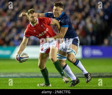 Edinburgh, Großbritannien. 11. Februar 2023. 11. Februar 2023; Murrayfield Stadium, Edinburgh, Schottland: Six Nations International Rugby, Schottland gegen Wales; Dan Biggar of Wales is Contaced Credit: Action Plus Sports Images/Alamy Live News Stockfoto