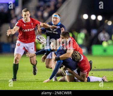 Edinburgh, Großbritannien. 11. Februar 2023. 11. Februar 2023; Murrayfield Stadium, Edinburgh, Schottland: Six Nations International Rugby, Schottland gegen Wales; Finn Russell von Schottland wird angesprochen Credit: Action Plus Sports Images/Alamy Live News Stockfoto