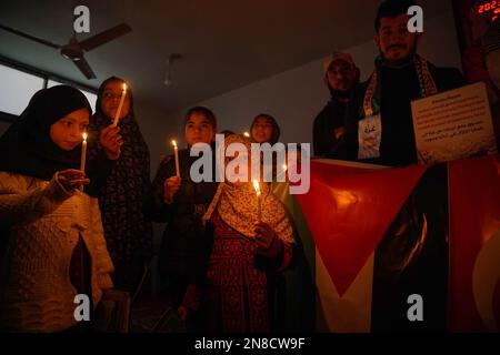 Gaza, Palästina. 11. Februar 2023. (INT) die Kinder des Gazastreifens stehen solidarisch mit dem türkischen und dem syrischen Volk. 11. Februar 2023, Gaza, Palästina: Die Kinder des Gazastreifens zeigen Solidarität mit dem syrischen Volk und dem türkischen Volk, drücken ihre Trauer durch das Anzünden von Kerzen aus und sammeln Spenden, um sie an die vertriebenen Familien dort zu schicken.Kredit : Saher Elghorra/Thenews2 (Foto: Saher Elghorra/TheNews2/Zumapress) (Kreditbild: © Saher Elghorra/TheNEWS2 via ZUMA Press Wire) NUR REDAKTIONELLE VERWENDUNG! Nicht für den kommerziellen GEBRAUCH! Kredit: ZUMA Press, Inc./Alamy Live News Stockfoto