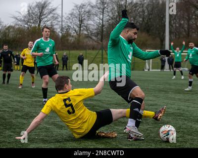 Glasgow, Schottland, Großbritannien. Januar 22. 2023: Amateurfußballer während eines Spiels in Castlemilk. Stockfoto