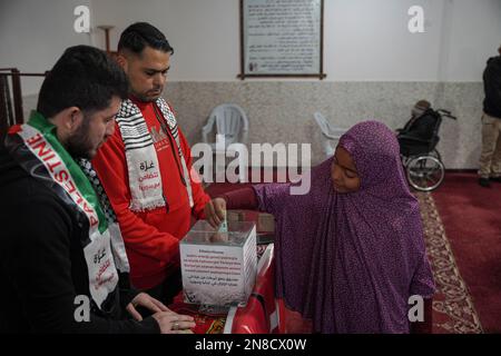 Gaza, Palästina. 11. Februar 2023. (INT) die Kinder des Gazastreifens stehen solidarisch mit dem türkischen und dem syrischen Volk. 11. Februar 2023, Gaza, Palästina: Die Kinder des Gazastreifens zeigen Solidarität mit dem syrischen Volk und dem türkischen Volk, drücken ihre Trauer durch das Anzünden von Kerzen aus und sammeln Spenden, um sie an die vertriebenen Familien dort zu schicken.Kredit : Saher Elghorra/Thenews2 (Foto: Saher Elghorra/TheNews2/Zumapress) (Kreditbild: © Saher Elghorra/TheNEWS2 via ZUMA Press Wire) NUR REDAKTIONELLE VERWENDUNG! Nicht für den kommerziellen GEBRAUCH! Kredit: ZUMA Press, Inc./Alamy Live News Stockfoto